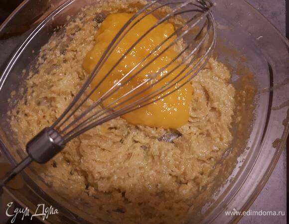 Добавьте пюре манго и перемешайте до однородности.