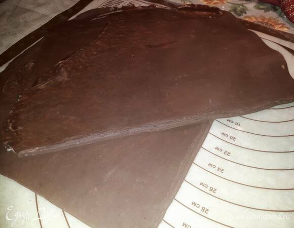 Раскатайте тесто в прямоугольник толщиной 3–5 мм. Разрежьте пополам на 2 квадрата.