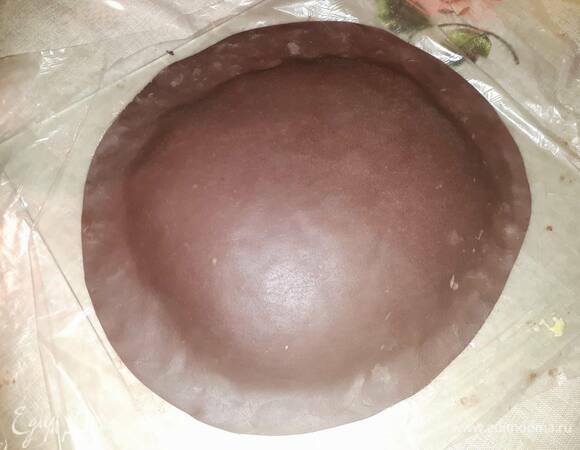 Накройте другой половиной теста и хорошо прижмите края, но не защипывайте — тогда тесто не распушится. Обрежьте излишки теста острым ножом. Галету уже можно выпекать в таком виде. Однако, если вы хотите получить четкий рисунок и чтобы тесто раскрылось равномерно, нужно еще немного потерпеть. Отправьте галету в холодильник примерно на 1 час.