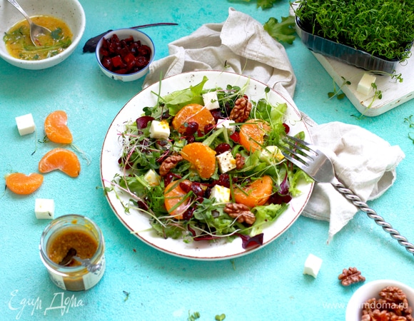 Выложите салатную смесь в миску. Добавьте все оставшиеся ингредиенты и полейте заправкой.