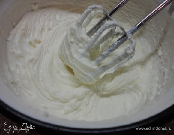 В обезжиренную (!) емкость выливаем охлажденные белки, добавляем щепотку соли и начинаем взбивать на небольшой скорости. Как только образовалась пена, увеличиваем постепенно скорость. Когда белковая масса взбита до мягких пиков, начинаем добавлять по ложке сахарную пудру, продолжая взбивать. Когда сахарная пудра закончится, добавляем крахмал и лимонный сок. Продолжаем взбивать на высокой скорости до твердых пиков.