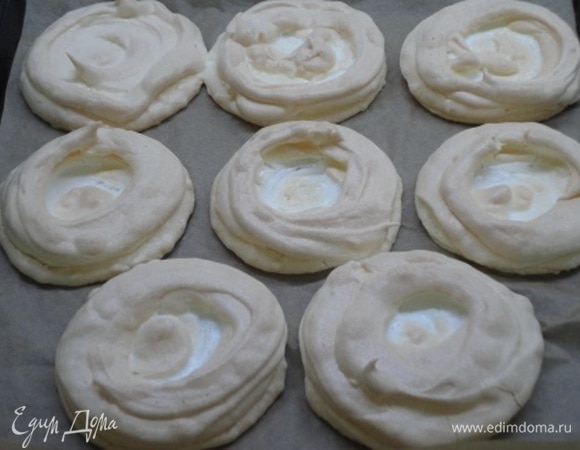 Выпекаем 55 минут для белого цвета или 1 час 10 минут для кремово-розового. Отключаем нагрев и оставляем меренги в духовке, слегка приоткрыв дверцу, до полного остывания.