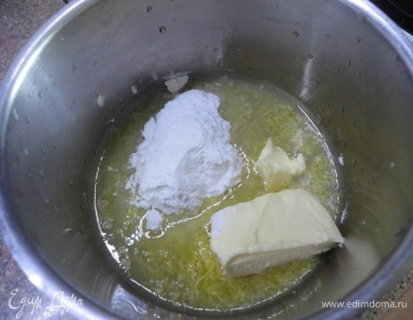 Для лимонного крема цедру и сок лимона с сахарной пудрой и сливочным маслом помещаем в кастрюльку и, помешивая, нагреваем на водяной бане, пока не растопится масло. Уберите кастрюльку с нагрева.