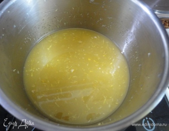 В отдельной посуде венчиком взбиваем яйца и, помешивая, струйкой вливаем в лимонно-масляную смесь. Возвращаем кастрюльку на водяную баню и, помешивая, прогреваем до загустения. На это уйдет около 7–10 минут.