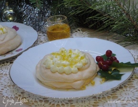 Холодные сливки взбиваем в пышную массу до образования устойчивых пиков и соединяем с холодным заварным лимонным кремом. Наполняем мини-пирожные кремом перед самой подачей, посыпаем цедрой и по желанию сбрызгиваем лимонным ликером.