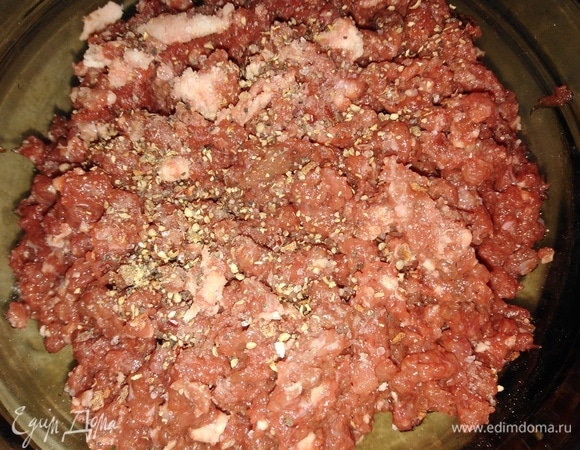 Пропустить через мясорубку с крупной фракцией. Добавить соль и перец, хорошо перемешать.
