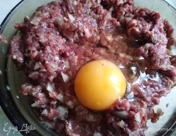 Вбить яйцо. Перемешать и выбить фарш.