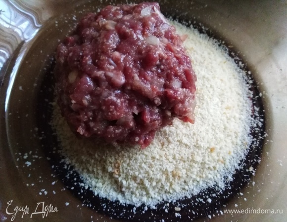 Сформировать котлеты, обвалять в сухарях.