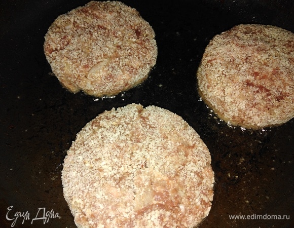 Выложить на разогретую сковороду с растительным маслом.