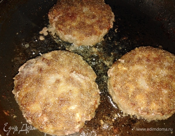 Жарить на умеренном огне под крышкой по 10 минут с каждой стороны.