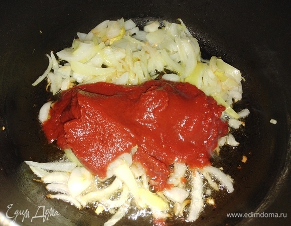 В отдельной посуде обжарить нарезанный репчатый лук. Добавить томатную пасту, сахар, итальянские травы.