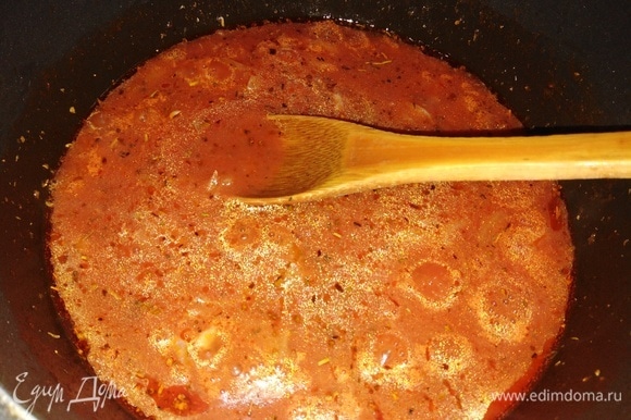 Влить воду. Проварить соус на тихом огне в течение 5 минут.