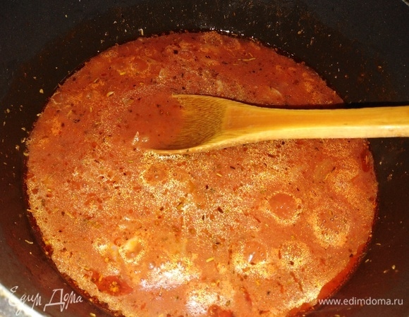 Влить воду. Проварить соус на тихом огне в течение 5 минут.