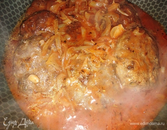 Обжаренные биточки залить соусом и на среднем огне под крышкой томить 5 минут.