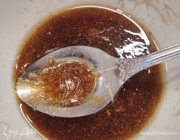 Для заправки смешать соевый соус, кунжутное масло и уксус.