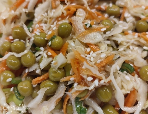 Влить заправку к овощам и все тщательно перемешать. Можно посыпать сверху кунжутом.