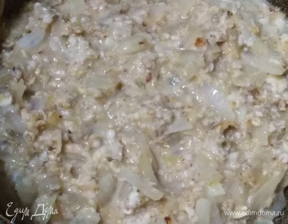 Залить горячей водой, посолить. Накрыть крышкой и на минимальном огне готовить 2 минуты.