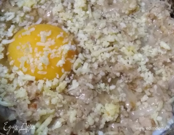 Посыпать сыром.