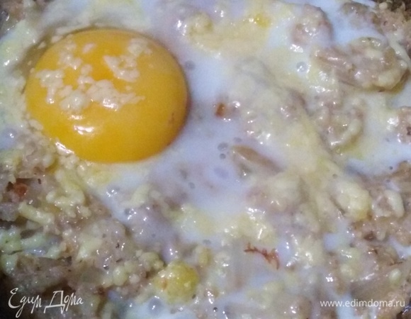 Накрыть крышкой и на минимальном огне готовить до расплавления сыра. Посыпать зеленью и перцем.