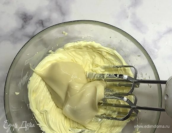 Готовим крем. Взбиваем мягкое сливочное масло комнатной температуры на высоких оборотах 2–3 минуты. Добавляем сгущеное молоко и хорошо взбиваем до плотной однородной массы, 4 минуты. Крем перекладываем в кондитерский мешок.