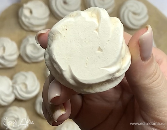 Готовое безе будет белым или слегка кремовым.