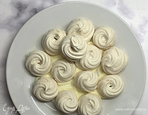 Собираем торт. Низ каждого безе смазываем кремом и выкладываем первый нижний слой безе.