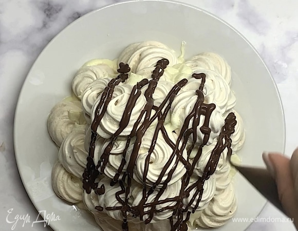 Ложкой поливаем торт теплой глазурью и украшаем орехами.