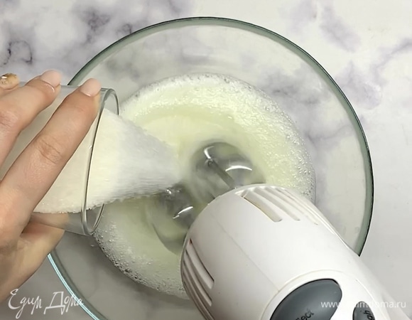 Готовим безе. Отделяем белки от желтков. В сухую и чистую миску выкладываем белки и начинаем взбивать на небольших оборотах.