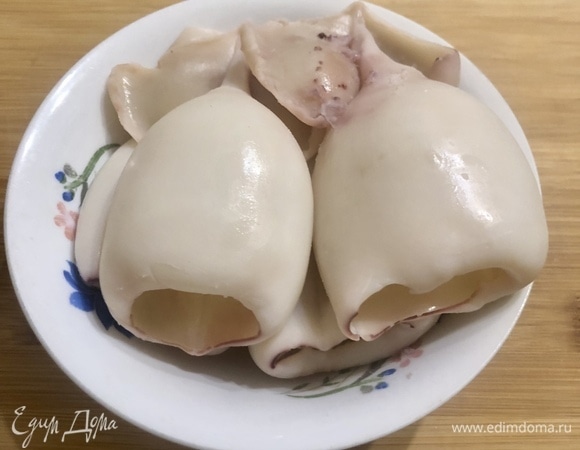 Отварить в кипящей подсоленной воде кальмары в течение 1,5–2 минут. Откинуть на дуршлаг и промыть в холодной воде.