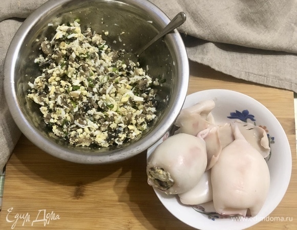 Кальмары наполнить начинкой.