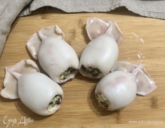 Сильно плотно не набивайте, так как при обжарке начинка может вытекать. Край можно закрепить зубочисткой.