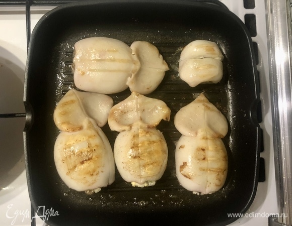 Разогреть сковороду со сливочным маслом (у меня сковорода-гриль), обжаривать кальмары с начинкой по одной минуте с каждой стороны до золотистости. Долго на сковороде не держите, иначе кальмары станут жесткими.