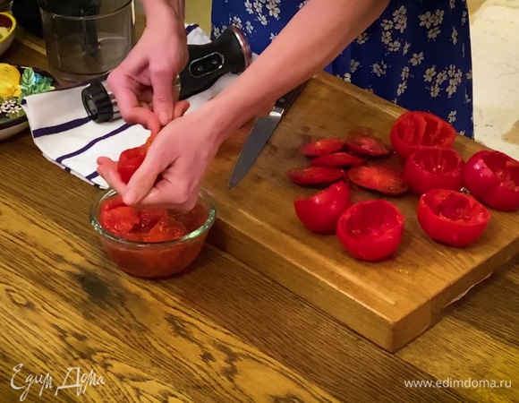 У помидоров срезать верхнюю часть, чтобы получилась крышечка, и ложкой удалить всю мякоть.