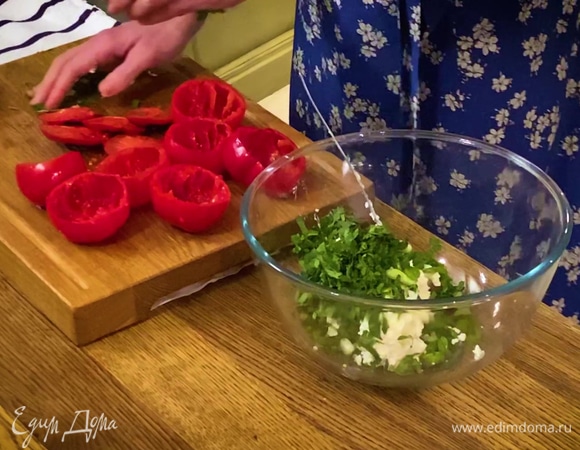 Базилик, кинзу и зеленый лук порезать не слишком мелко, добавить к творогу и все перемешать.