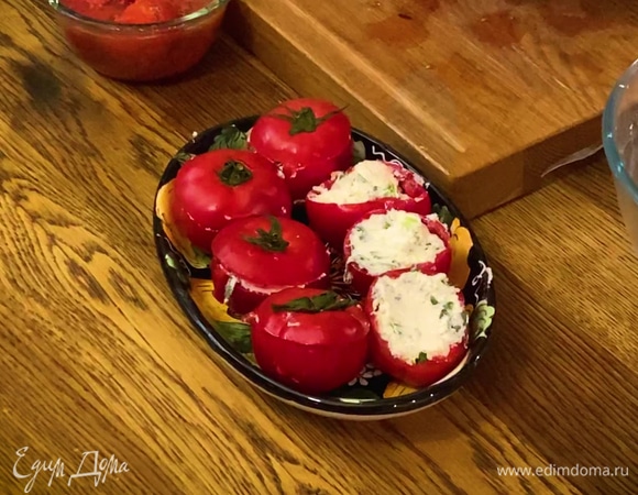Наполнить помидорные чашечки творожной начинкой и накрыть крышечками.