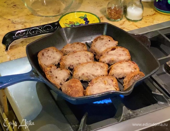 Хлеб нарезать небольшими ломтиками и подсушить на сковороде-гриль.