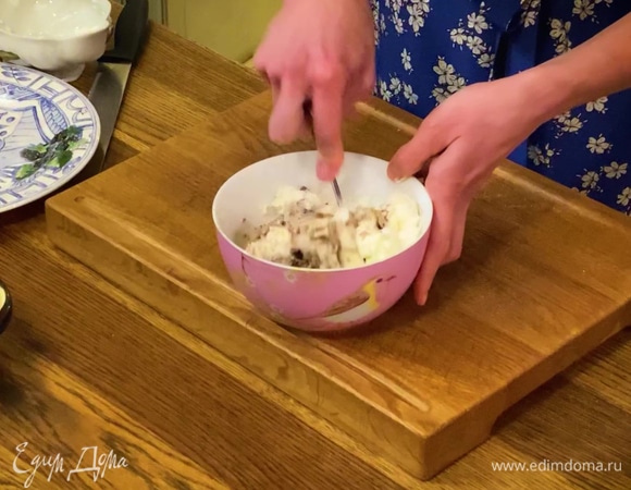 Шпроты выложить на бумажное полотенце, чтобы удалить излишки жира, затем соединить со сливочным сыром и размять все вилкой, так чтобы получилась однородная масса.