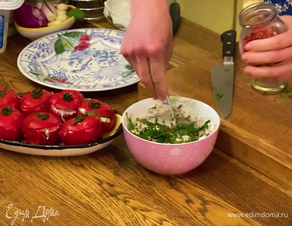 Петрушку мелко порубить и выложить в сливочную массу, добавить половину розового перца и все перемешать.