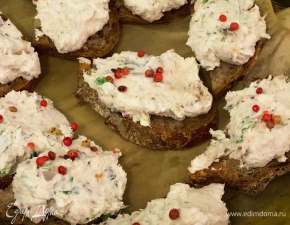 Смазать шпротно-сливочной пастой поджаренный хлеб и украсить оставшимся розовым перцем.