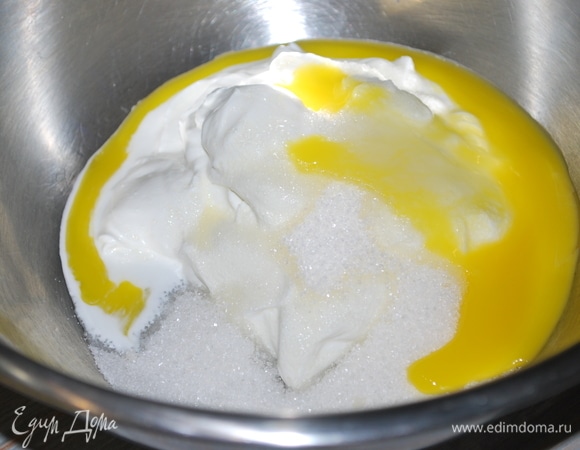 Яичный желток отделите от белка (белок понадобится перед выпеканием). Для теста в большой миске соедините вместе сметану, сахар, желток и растопленное сливочное масло, перемешайте.