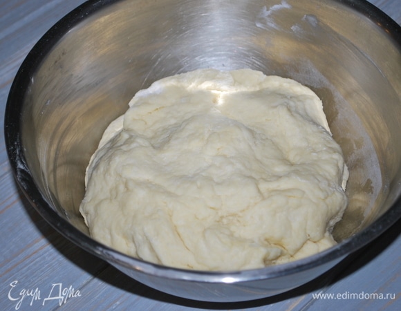 Руками замесите тесто, накройте миску полотенцем и дайте тесту 20 минут отдохнуть.