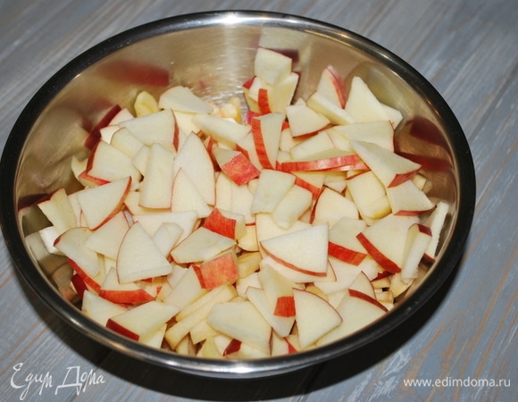 Для начинки яблоки вымойте, удалите семена и нарежьте на средние дольки.