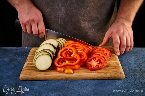 Нарежьте кольцами баклажаны, помидоры и болгарский перец.