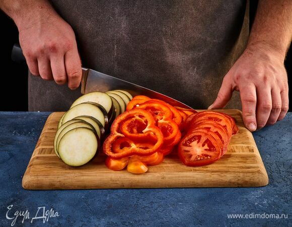 Нарежьте кольцами баклажаны, помидоры и болгарский перец.