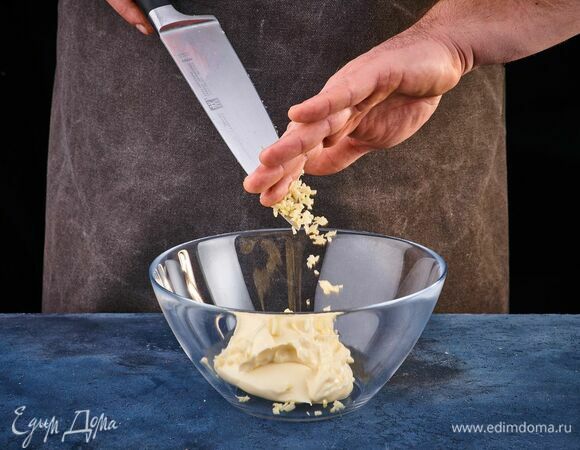 Чеснок мелко порубите, добавьте к сыру, перемешайте.