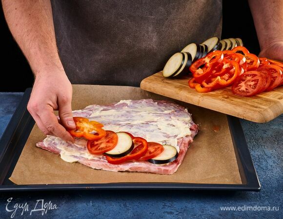 Выложите на рыбу немного сырной смеси. Затем — слой баклажана, перца и помидоров.