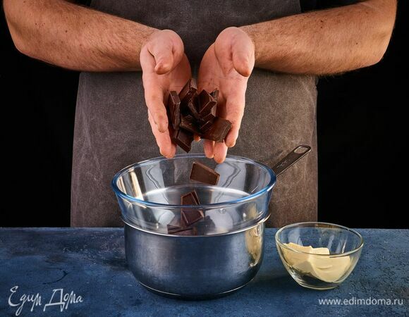 Растопите на водяной бане сливочное масло и шоколад.