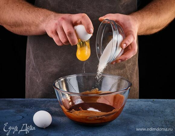 Добавьте к этой смеси сахар и 2 яйца.