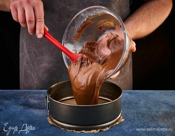 Тесто выложите в форму для выпечки, застеленную пергаментом.