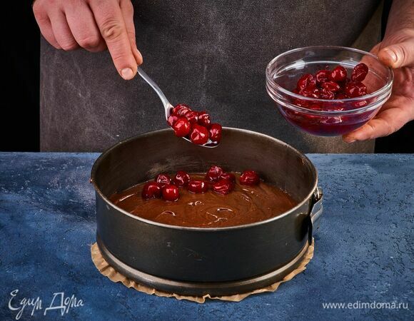 Сверху выложите вишню. Если используете замороженные ягоды, то предварительно разморозьте их и отожмите лишнюю жидкость. Выпекайте около 30 минут в разогретой до 180°С духовке. Готовность проверьте деревянной палочкой. Готовый корж остудите.